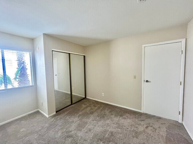 Building Photo - Gorgeous 4 Bedroom Home with Pool & Spa Located in The Lakes
