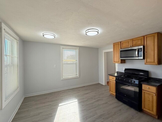 Building Photo - 227 Chestnut St