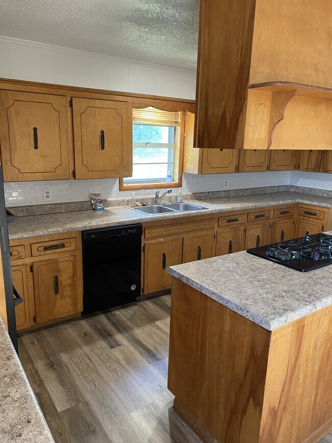 Building Photo - 625 Country Club Rd