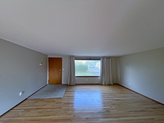 Building Photo - North Burien Rambler home - 3 bedrooms and...