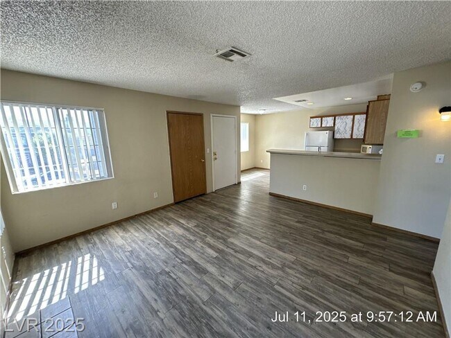 Building Photo - UPSTAIRS 2 BEDROOM UNIT ON THE EASTSIDE!