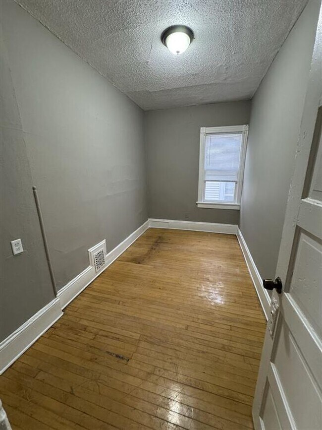 Building Photo - Spacious 4BR Upper Duplex Unit in the Hear...