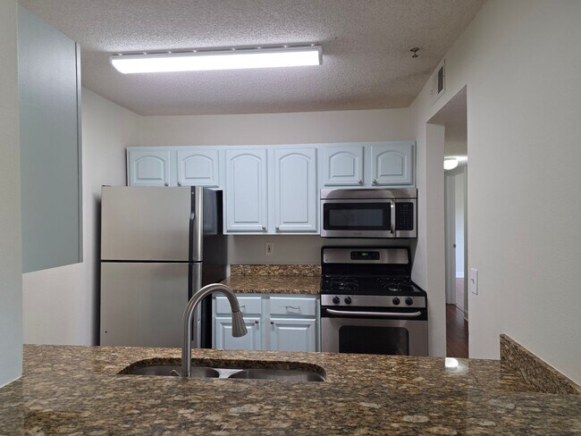 Building Photo - 2031 Dixie Belle Dr