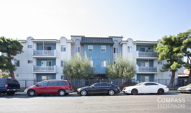 Building Photo - Mid-Century Magic: 2-Bedroom with Space, S...