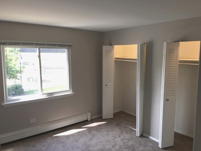 Building Photo - 9s120 Lake Dr