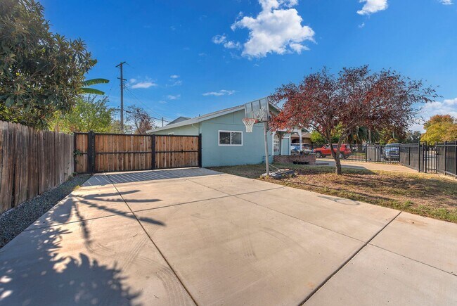 Building Photo - 290 Lindley Dr
