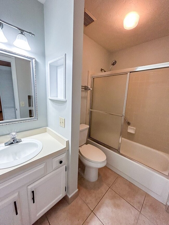 Building Photo - Creekside Villas A4