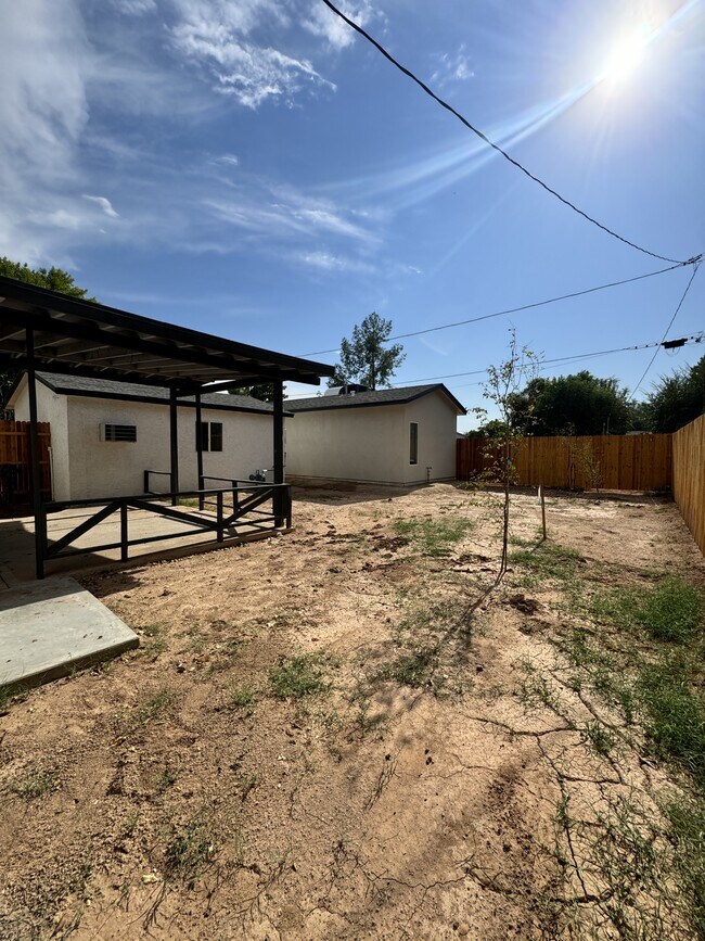 Building Photo - 2718 N Greenfield Rd
