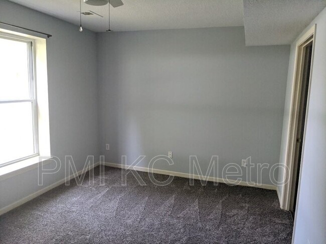 Building Photo - 16008 E T C Lea Rd