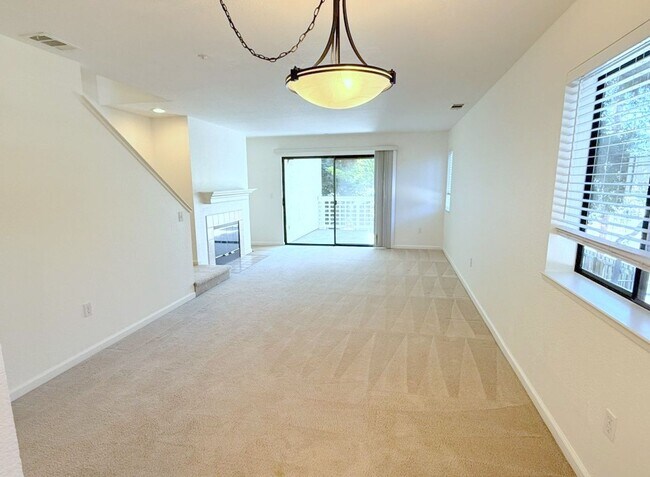 Building Photo - Fabulous Townhouse at Ashford Court - Close to BART, Downtown & Trails !