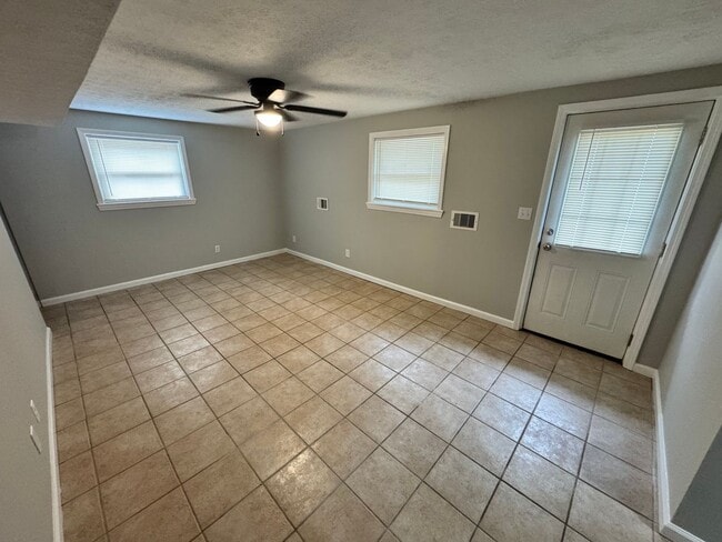 Building Photo - Spacious 4 Bedroom in Fern Creek