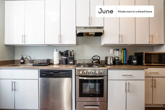 Building Photo - Room in Shared 4 bed/1 bath home