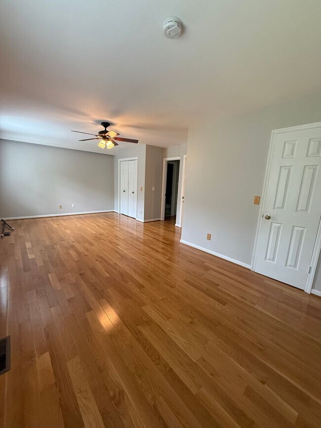 Building Photo - Beautifully Updated Brentwood Pointe Townhome