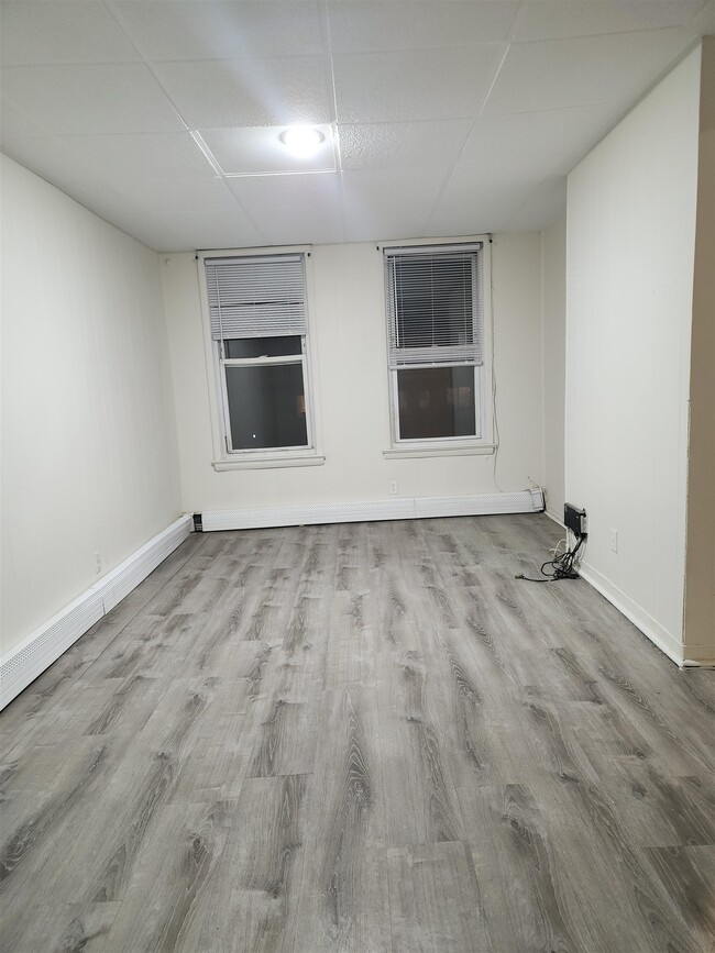 Building Photo - 494 West Side Ave