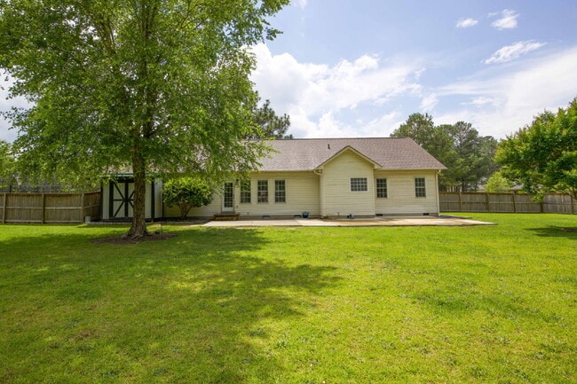 Building Photo - 102 Willow Creek Ln