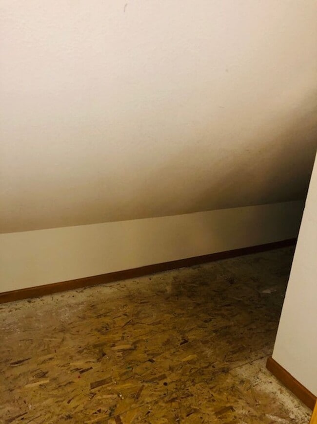 Building Photo - Updated 3 bed 2 bath with 2 car garage and a pool!