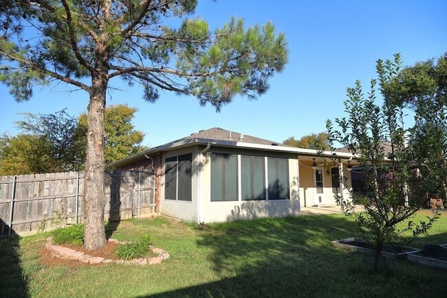 Building Photo - 2900 Bluffs Ct