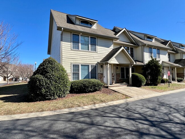 Building Photo - 3-Bed, 3-Full Bath, End Unit, 1-Car Garage!