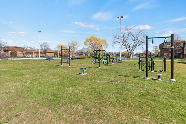 Building Photo - 9446 Bay Colony Dr