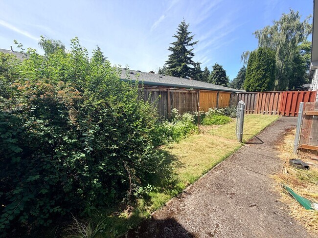 Building Photo - Charming 2 Bedroom Unit in NE Portland Water/ Sewar & Garbage PAID FOR!!!