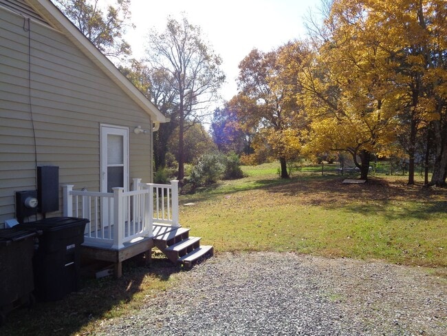 Building Photo - Cute House-Nice Sized Yard!