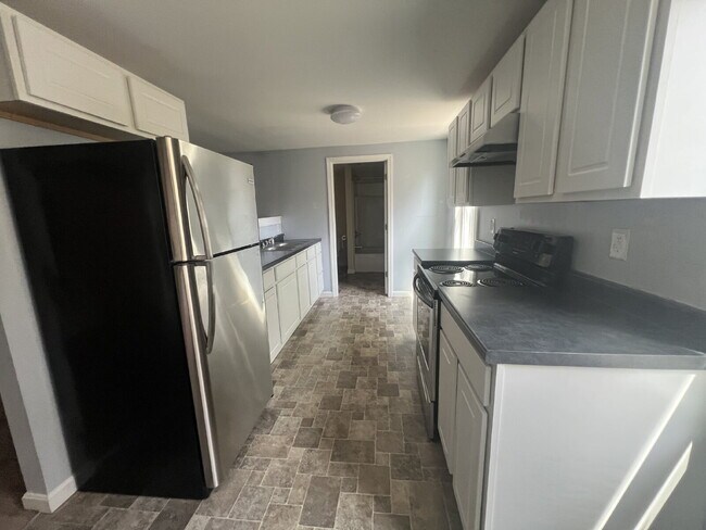 Building Photo - Large one bedroom, updated in the heart of Somersworth!