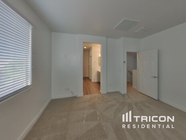 Building Photo - 2634 E Danbury Rd