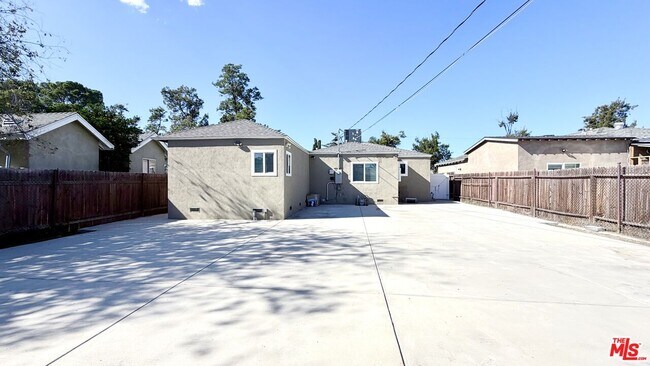 Building Photo - 11836 Rialto St