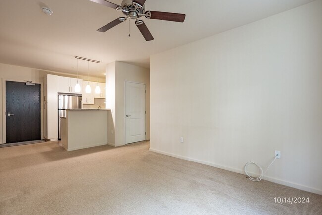 Building Photo - Available April 5th!  2 bedroom, 2 bath, 1-parking condo unit at The Cove Waikiki