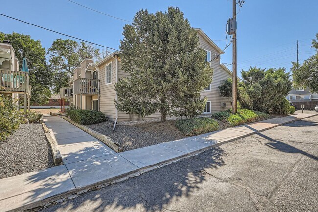 Building Photo - Newly Updated 2 Bedroom Condo- Move in rea...