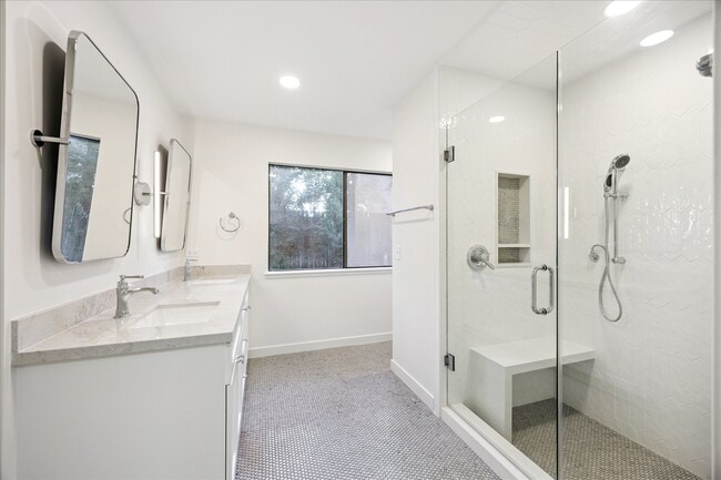 Building Photo - 1305 Spring Oaks Cir