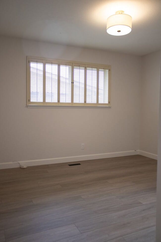 Building Photo - 3 BD 2 BA in Tahoe Park