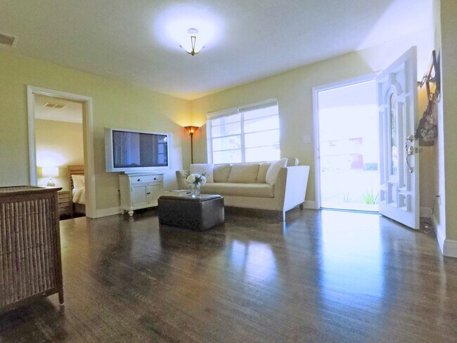 Building Photo - 2932 SW 12th St