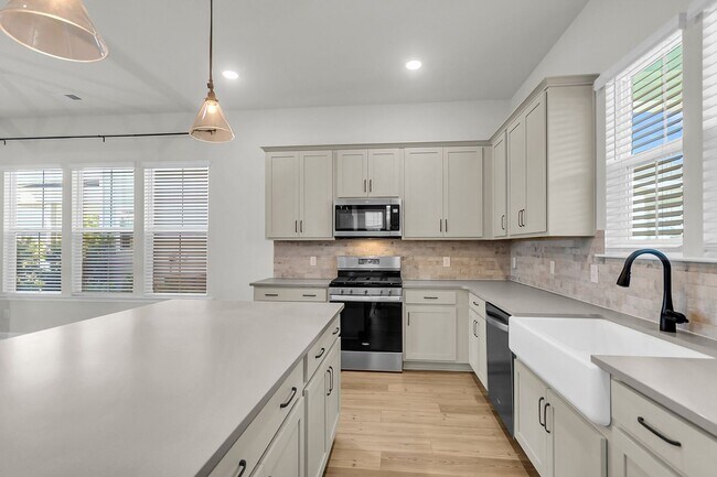Building Photo - Beautiful 3 Bedrooms, 3.5 Bathrooms Home i...