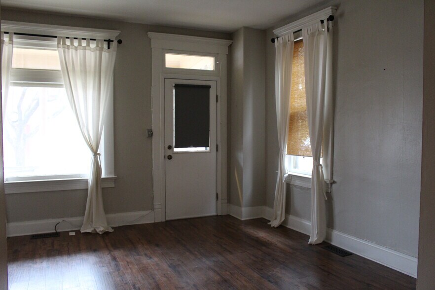Building Photo - 554 E Sycamore St