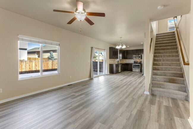 Building Photo - Evolve Real Estate: 4 Bedroom + Loft + Stu...