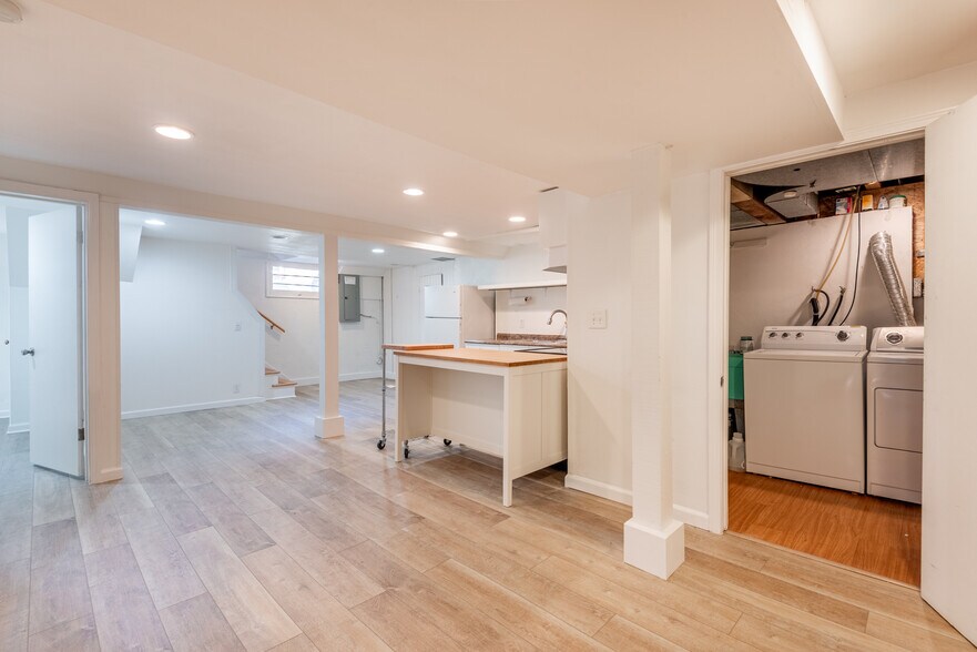 Building Photo - 2306 SE Caruthers St