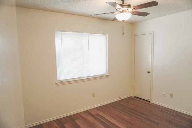 Building Photo - Universal City 3 Bedroom, 2 Bath, Single S...