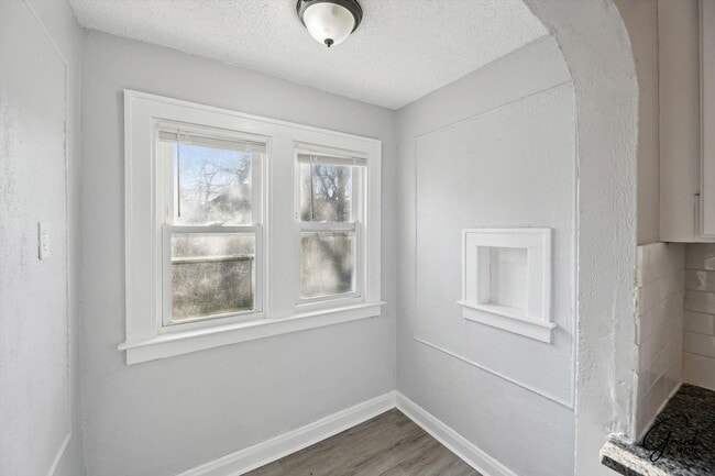 Building Photo - 3 bedroom 2 bath $1375