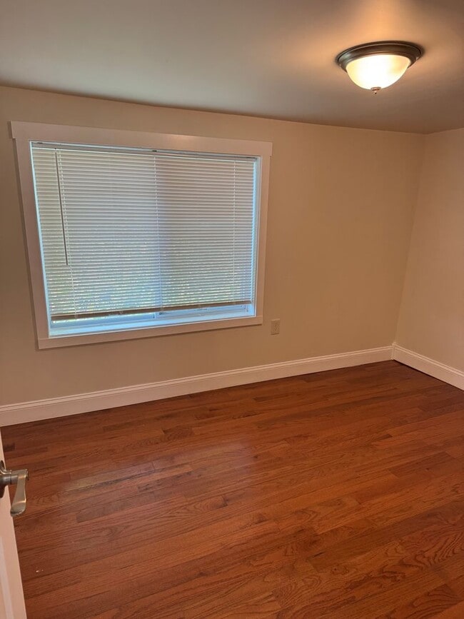 Building Photo - 4 bedroom, 1.5 bath, half double house