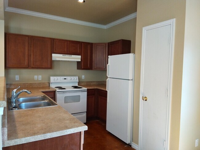 Building Photo - COMING SOON! 3 Bedroom/ 2.5 Bath Townhome