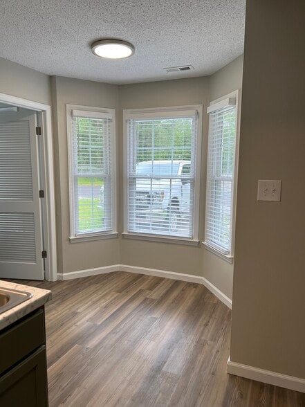 Building Photo - 2104 Rolling Ridge Dr