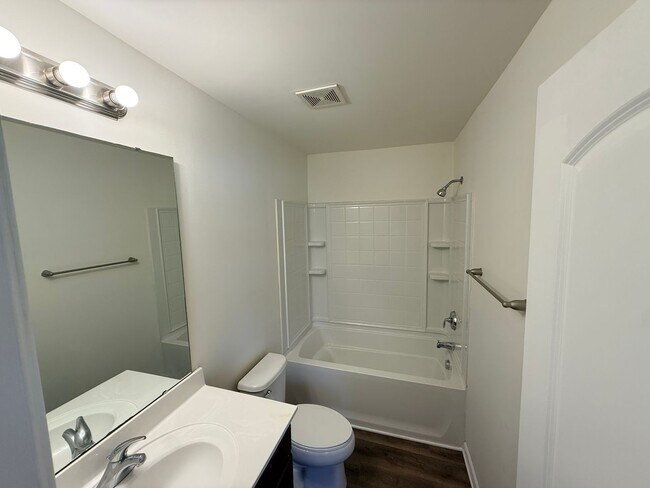 Building Photo - Upgraded Townhome