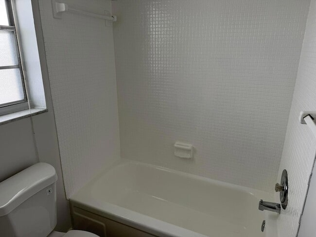 Building Photo - 1113 Lake Terrace