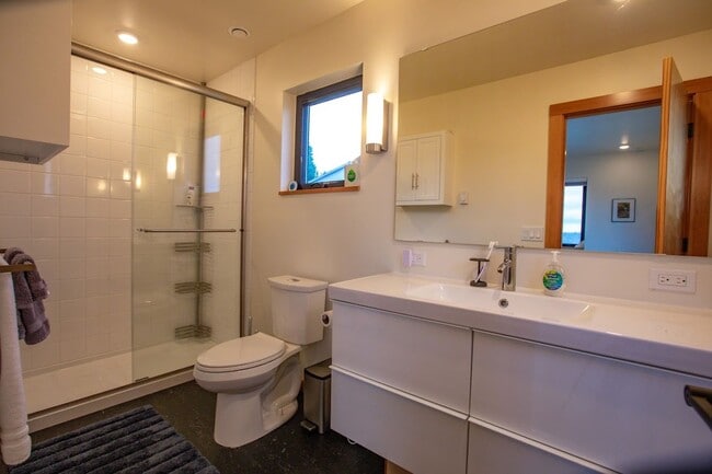 Building Photo - Stunning Holmes Harbor Home and Pet Friendly!