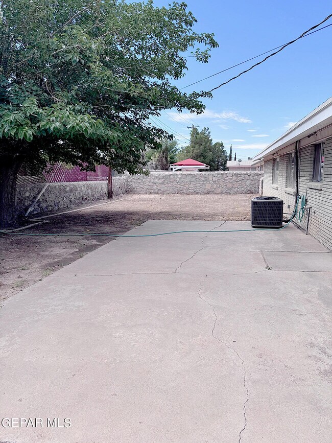 Building Photo - 3330 Wedgewood Dr