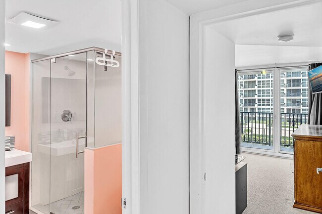 Building Photo - 525 N Ocean Blvd