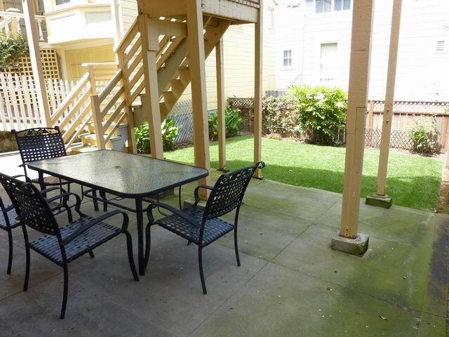 PATIO W/TROPICAL YARD/LAWN - 156 Randall St