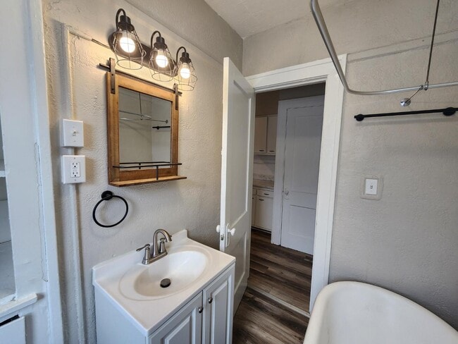 Building Photo - 146 King Dr