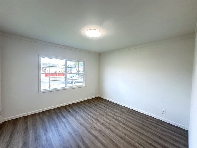 Building Photo - Ready For Move in~ 2BEDS/1BATH HOUSE FOR RENT W/Laundry Hook-Ups!